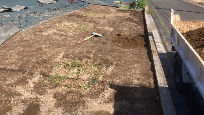 暴走する雑草達の勢いを 防草シートで断絶する