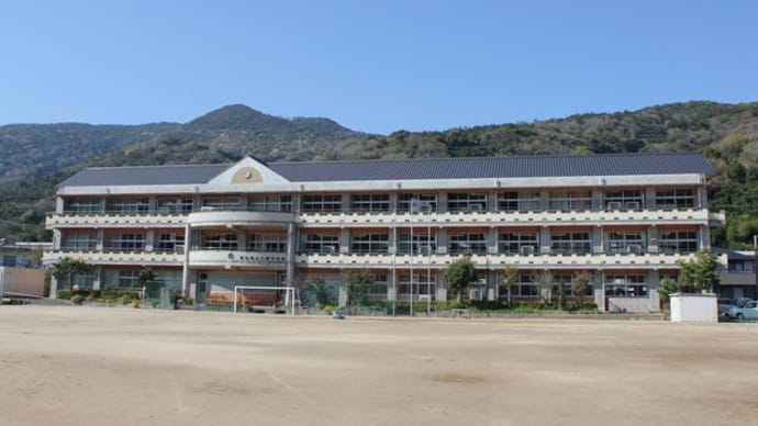 四国最西端の伊方町立三崎中学校とヤマザクラ咲く伽藍山