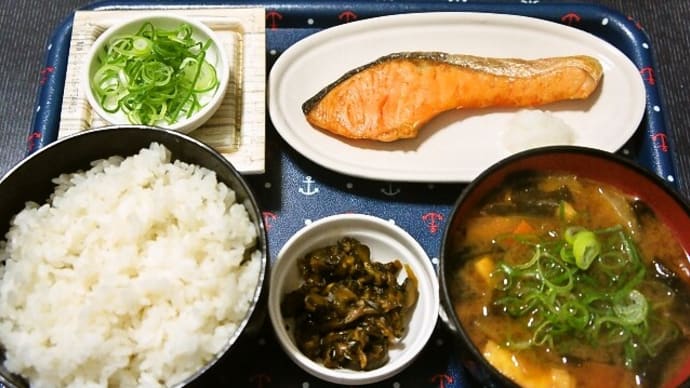 家で朝ご飯(宮城県産ササニシキに焼鮭(銀鮭)、野菜と油揚げとワカメの味噌汁(赤だし)等)(2021年1月14日)