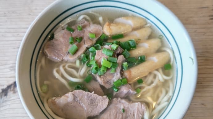 昔からある宮古そば兼定食屋は今でも大繁盛・・・うるかそば(那覇西)