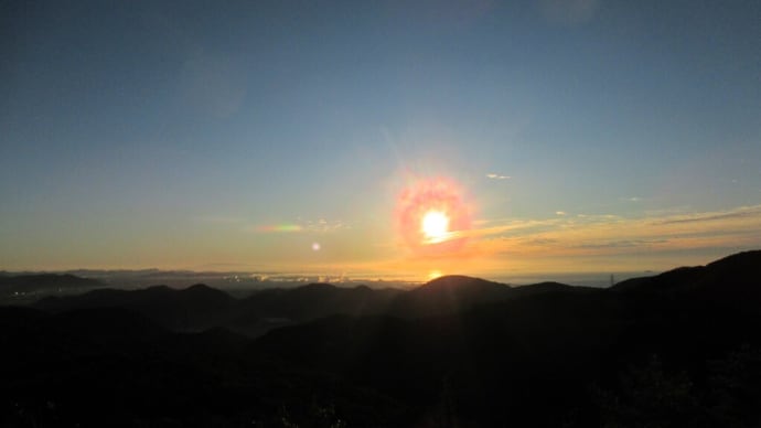 今朝はほとんど雲のない青空、まん丸の日の出が見えました ・・・