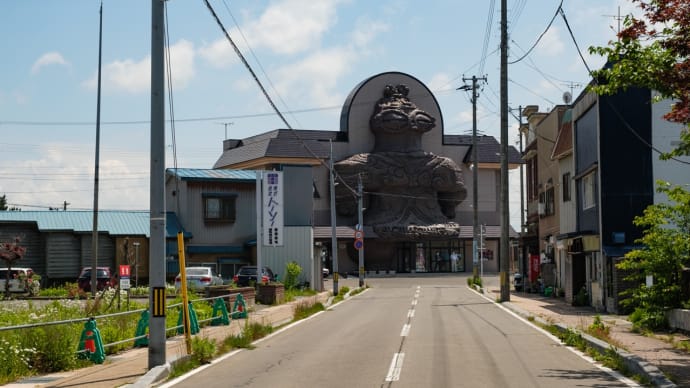 巨大土偶が鎮座する駅舎(かなり大きいです)
