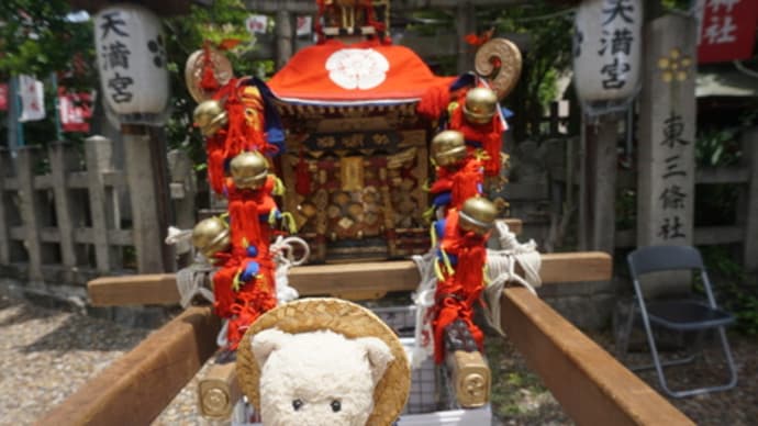 三条口を守護する京都の守り神「大将軍神社」の神輿渡御。氏子たちが集い賑わう境内