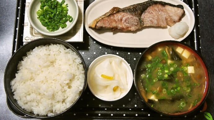 家で朝ご飯(新米・神代じゃんご米に鰤の藻塩焼き、納豆、なめこ汁、漬物)(2021年12月12日)