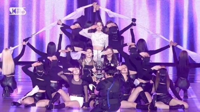 ウォニョン、ひとり白衣装のステージから(IVE)