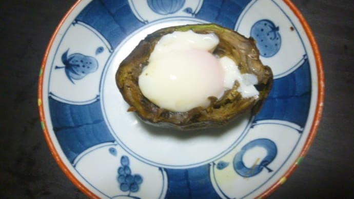 焼きアボカド温玉乗せ