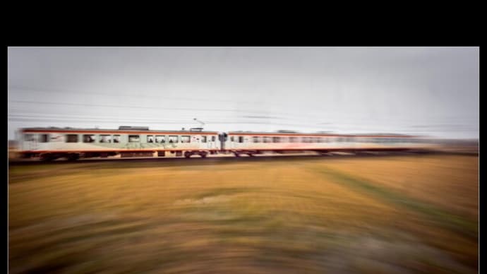 流星のごとく走る7000系電車