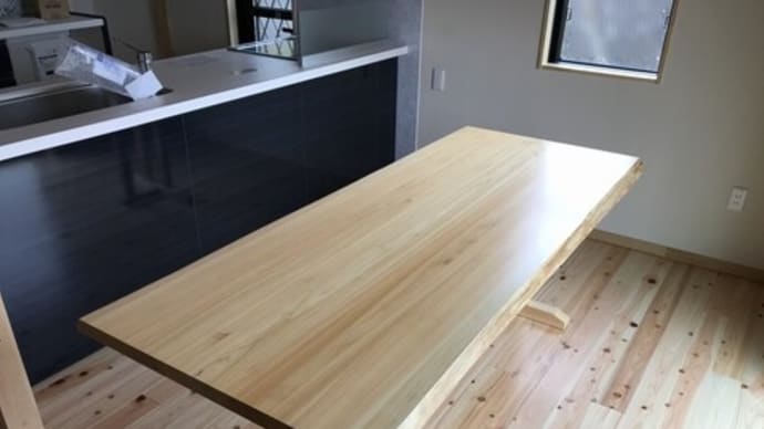 オリジナルひのきテーブル搬入後、カーテン取付け
