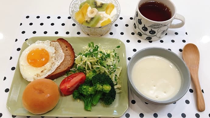全粒粉100%パンと、ミニクリームパンで朝ごはん