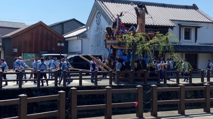 佐原　さわら町館前で