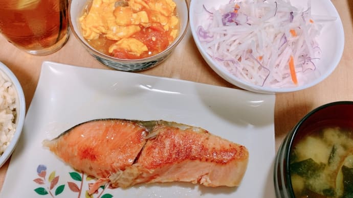 糖尿病の食事…塩鮭とトマトオムレツ