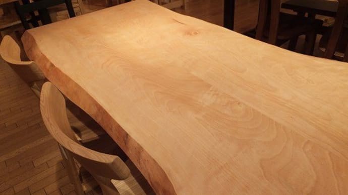 色も形も木目も違います。使い込むと更に良くなるのも一枚板テーブルの面白さ。一枚板と木の家具の専門店エムズファニチャーです。