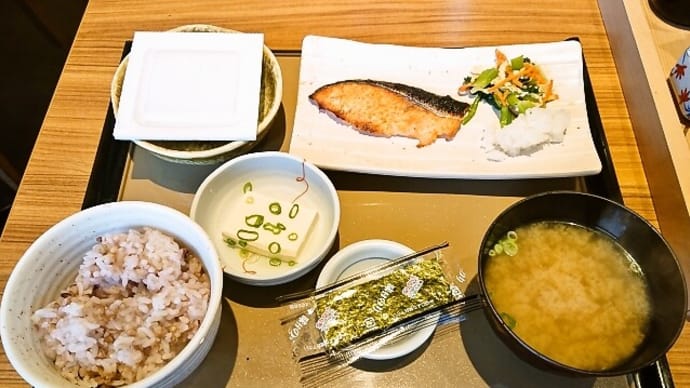 やよい軒(葛西店)でしゃけの塩焼朝食+納豆+もち麦ごはん(2022年5月14日)
