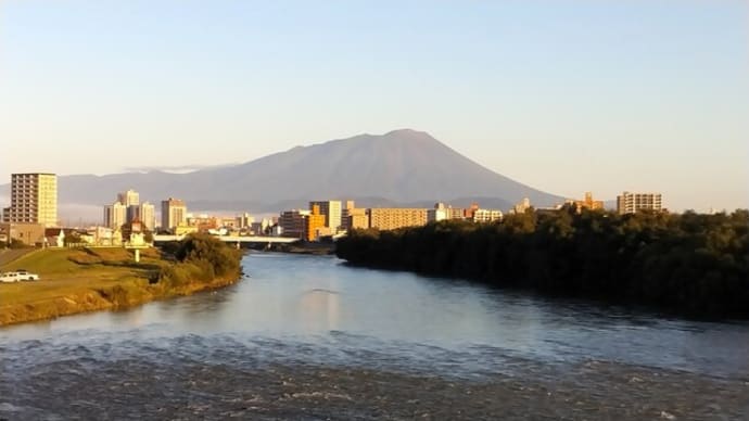今朝の岩手山と早池峰山と志和三山
