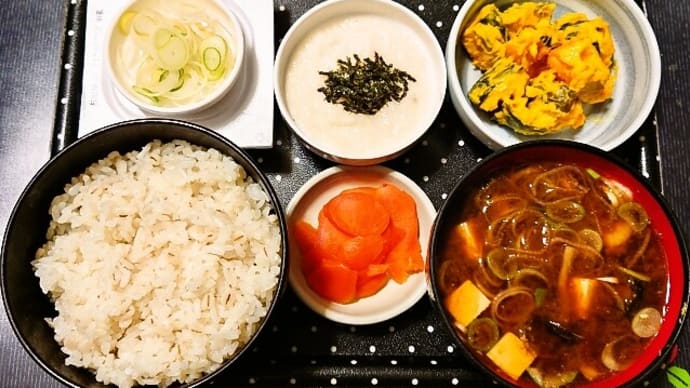 家で朝ごはん(麦ごはんにかぼちゃサラダ、とろろ、納豆、赤だしの味噌汁(具材は鶏肉・平茸・豆腐)、生姜みそ)(2023年2月15日)