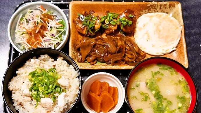 家で朝ご飯(フグの炊き込みご飯にフグのニンニクタレ焼き・玉ねぎと舞茸のオイスター炒め・目玉焼き等)(2022年10月27日)