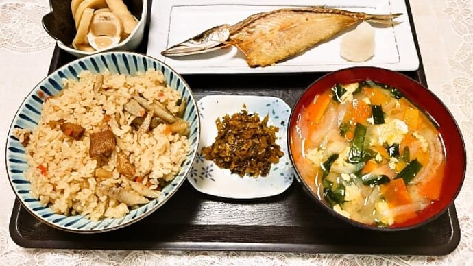 家で朝ごはん(かしわめし、カマスの干物、ハチクの煮物、野菜と玉子のみそ汁、高菜漬)(2024年5月12日)
