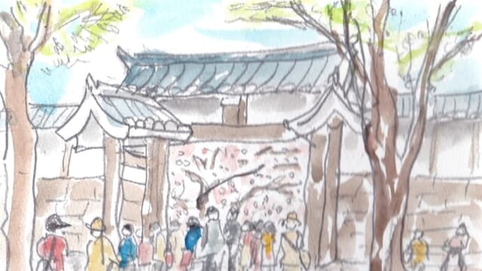 お花見の観光客と旧江戸城・田安門