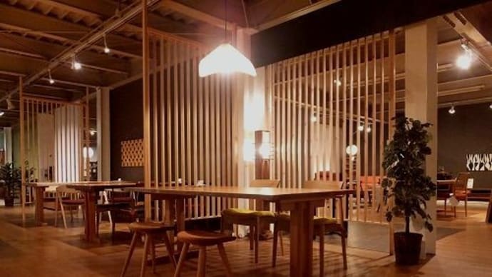 1759、夜に明かりの中で・・・表情が豊かな木のテーブル。 一枚板と木の家具の専門店エムズファニチャーです。