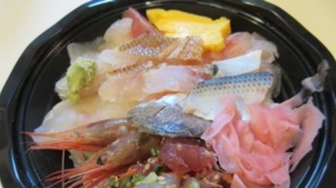 「さかなの茄子屋」で、新鮮で盛りだくさんの海鮮丼500円