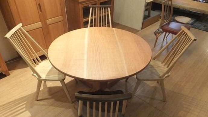 １５６１、【人気です】サイズオーダーが出来るヤマザクラの丸いテーブル。家族、ご友人と、楽しい時間のためにご購入頂いております。一枚板と木の家具の専門店エムズファニチャーです。