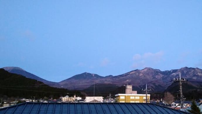 屋根越しの日光連山の空