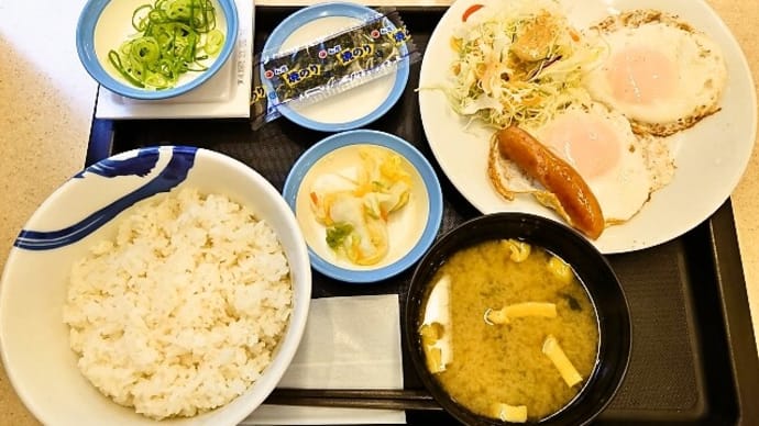 松屋(門前仲町店)でソーセージエッグW定食(小鉢は納豆)(2023年5月22日)