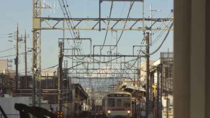 鉄道の架線越しの富士山@千歳烏山