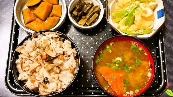 家で朝ご飯(三種のキノコの炊き込みご飯、絹さやの卵とじ、野沢菜漬、かぼちゃ煮、カニ汁(鉄砲汁))(2022年10月9日)