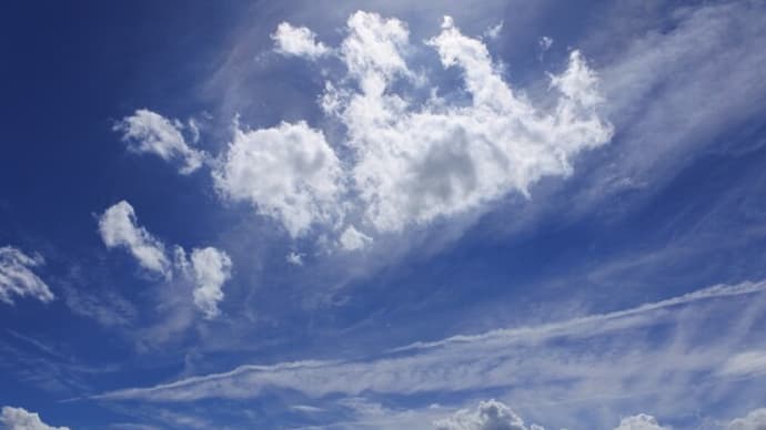 雲の峰に消える警察ヘリコプター?
