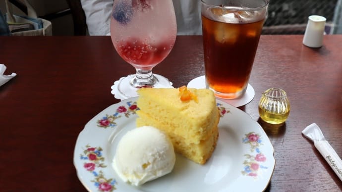 弥生美術館、 夢二カフェ 港や で、レトロなクリームソーダとホットケーキを食べました。