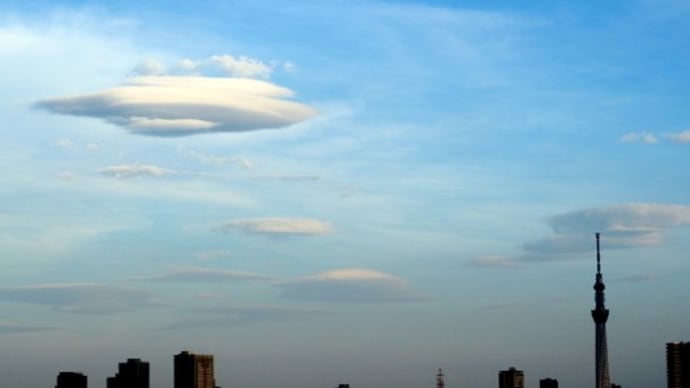 UFOのような丸い雲　レンズ雲か～？