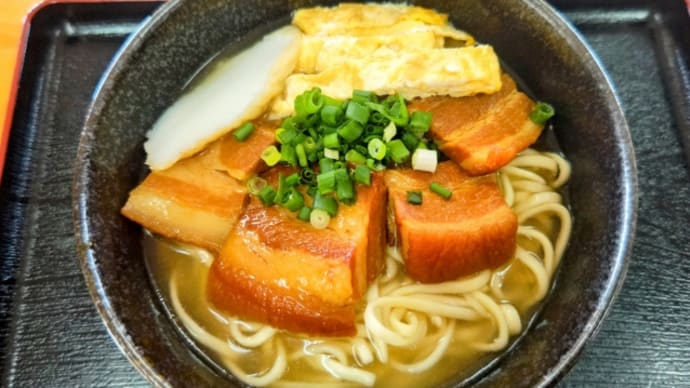 これはシンプルに旨い沖縄そば❗️三角屋製麺の細麺も合うね〜・・・まるしんそば(宜野座)