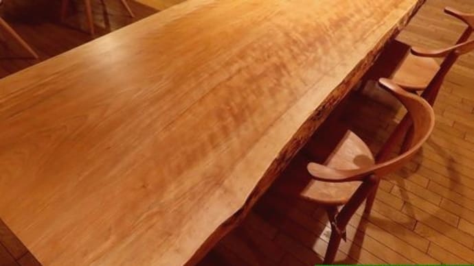 ２２５２、ほんのり色のカバの一枚板を磨き～オイル仕上げ作業を致しました。一枚板と木の家具の専門店エムズファニチャーです。