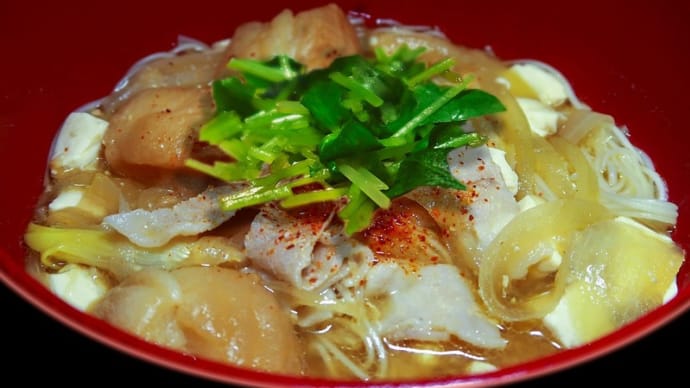 豚汁にゅー麺 ~豚肉と併せ味噌の風味を吸った麩が決め手~
