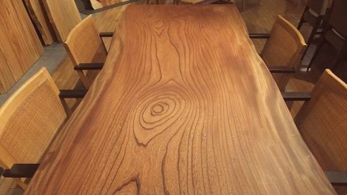 １１７０、色もしっかりと濃い７０ｍｍ厚板ケヤキの一枚板テーブル。 一枚板と木の家具の専門店エムズファニチャーです。