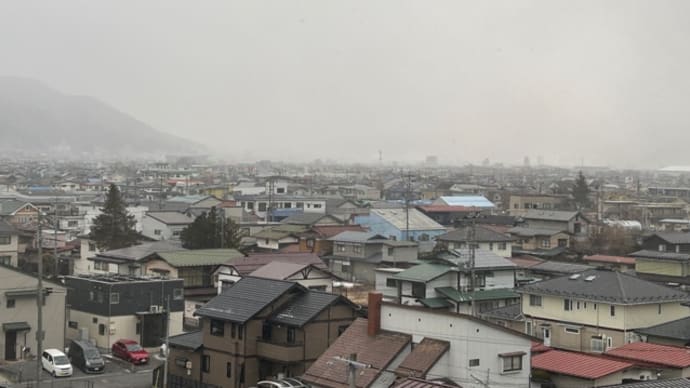 粉雪が降ったり止んだり