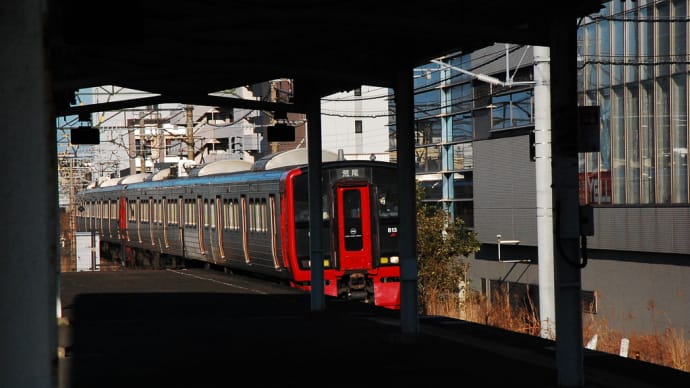 ホームに入るJR九州　813系普通電車　荒尾行　2022年2月