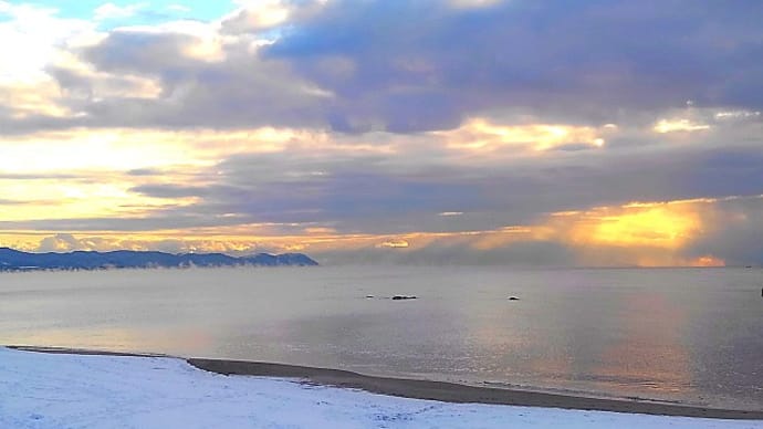 今朝の大森浜 & 除雪の雪山撤去