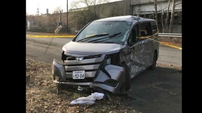 北海道でシンガポール人がレンタカーのワゴンでトラックに打つかってレンタカーを破壊(トラックの画像無し)