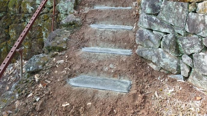 牛追谷に階段作る、ハウスのパイプ建てる