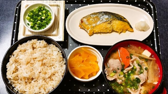 家で朝ご飯（サワラの西京漬、納豆、豚汁、大根つぼ漬）（2022年9月28日）