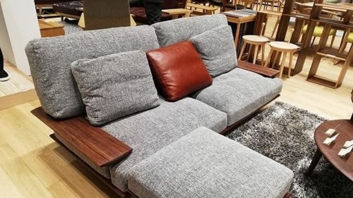 １３９２、【一生モノのソファー】座り心地も本当にいいなぁ～。お客様のお声です。一枚板と木の家具の専門店エムズファニチャーです。