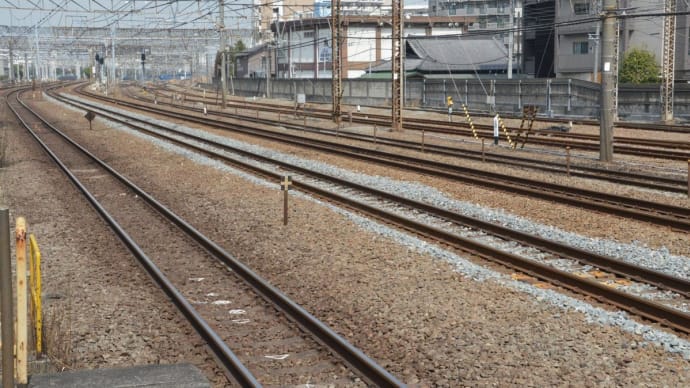 東海道線上り線路、バラストが白くなって、、【鶴見駅脇:東海道線】 2022.3.25