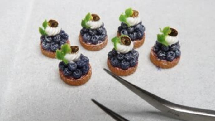 みつせ鶏バジルのフライドチキン リンゴ入りコールスローサラダ