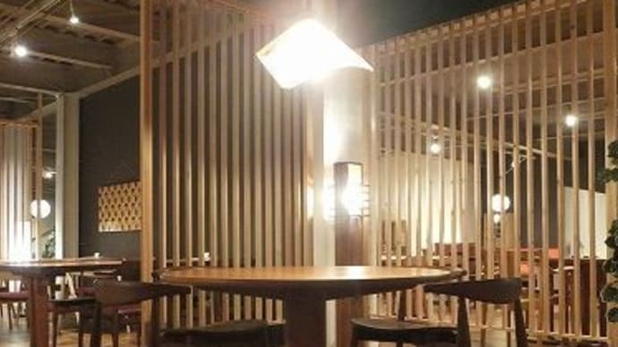 1658、ヤマザクラの丸いテーブルにウォールナットのチェアーを合わせてみました。一枚板と木の家具の専門店エムズファニチャーです。