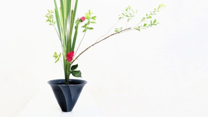 ガマとユキヤナギ・・赤いバラを合わせて・・生花