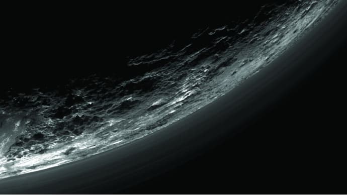 冥王星の霞の解読: 太陽エネルギーで動く蒸気圧プルームが二峰性の粒度分布を形成する仕組み
