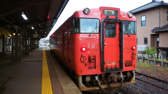 氷見線走る朱色のディーゼル気動車 ~富山・潮風ロード ⑥