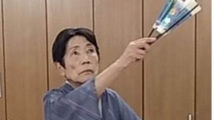 ♪ 週1回の踊りのお稽古は、足腰の鍛錬のためとはいうものの、膝がガクガクなので、ね